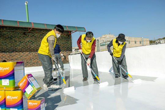 KCC와 서울시건축사회 관계자들이 지난 6일 KCC의 스포탄상도 페인트를 활용해 시원한 옥상 만들기 작업을 하고 있다. KCC 제공.